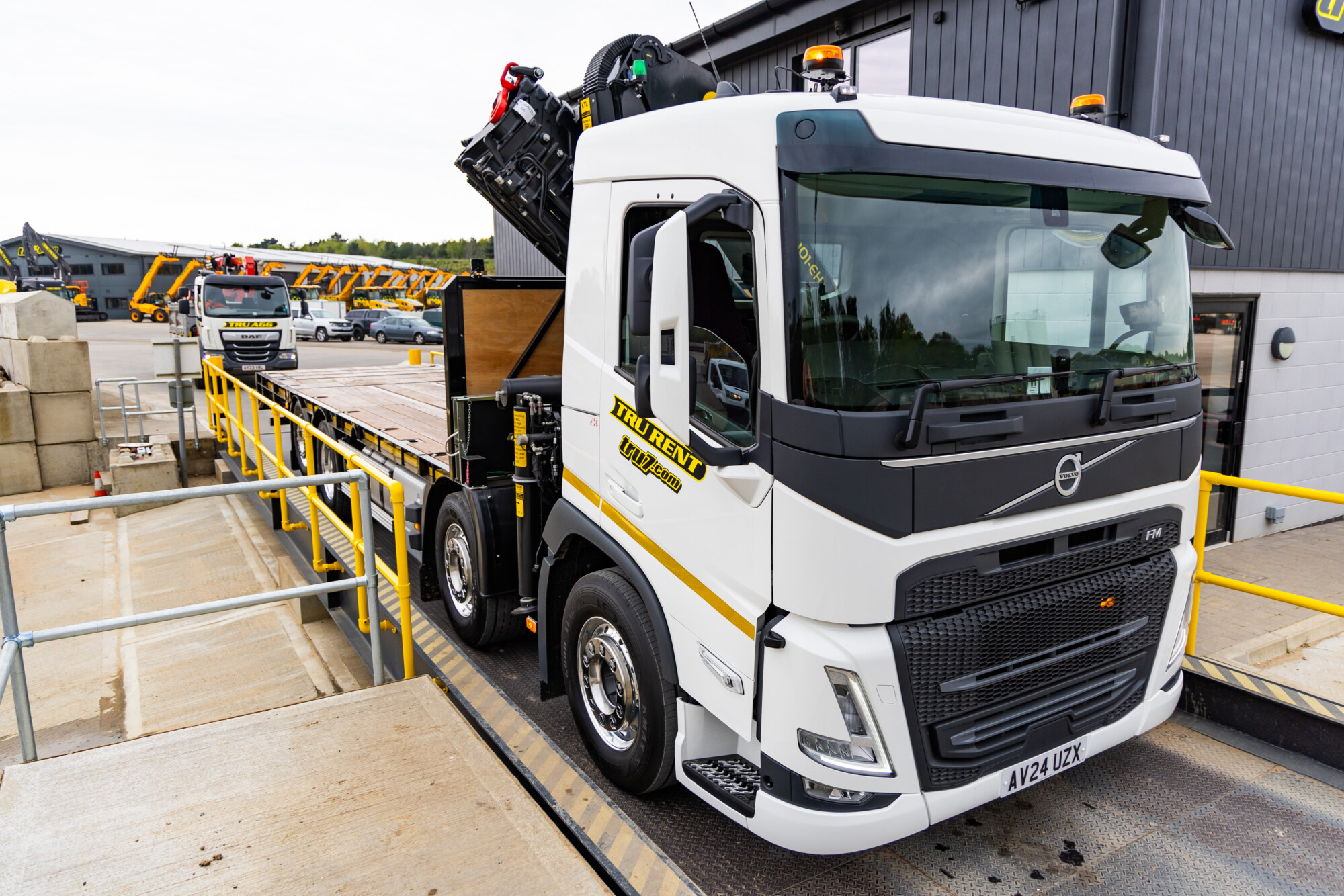 Volvo FM 460 Beavertail w/ Crane - TRU7 Group