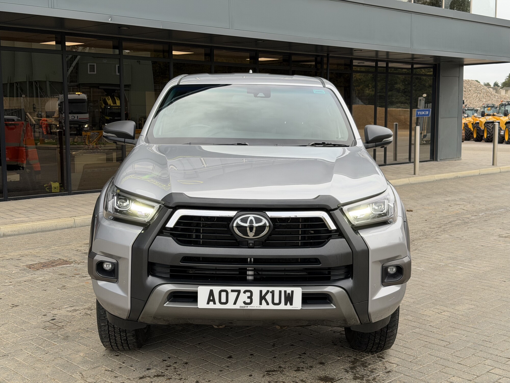 2023 '73 TOYOTA HILUX 2.8 D-4D INVINCIBLE X PICKUP DOUBLE CAB 4DR DIESEL AUTO 4WD EURO 6 (204 PS) - Image 3