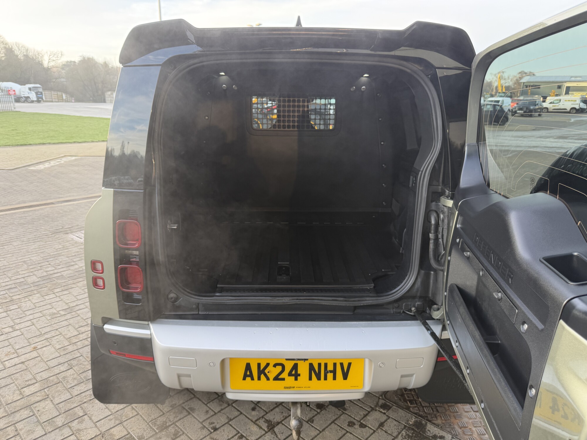 2024 '24 LAND ROVER DEFENDER 90 3.0 D250 MHEV HARD TOP SUV 3DR DIESEL AUTO 4WD SWB EURO 6 (225 PS) - Image 8