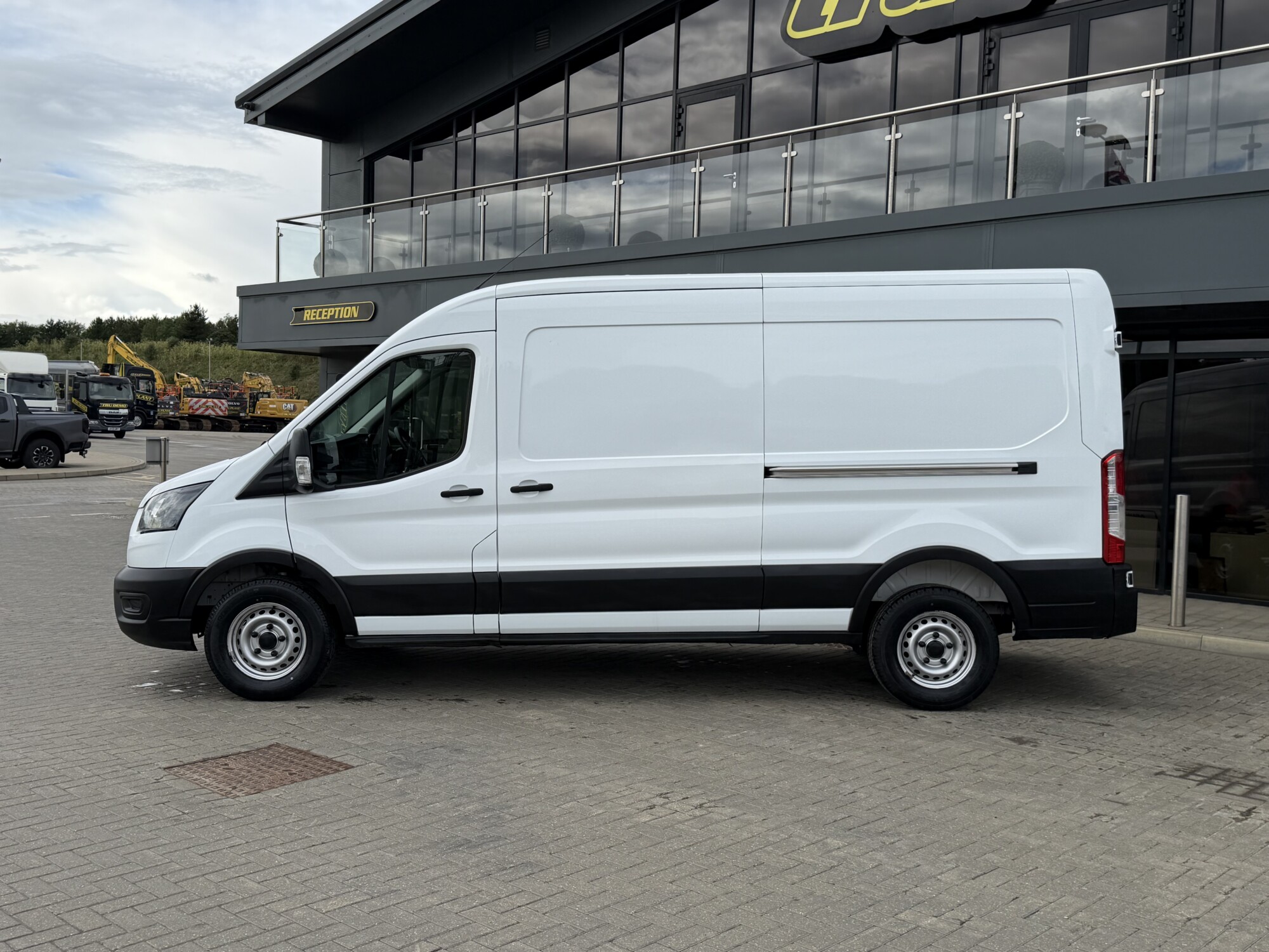 2022 '22 FORD TRANSIT 2.0 350 ECOBLUE LEADER PANEL VAN 5DR DIESEL MANUAL FWD L3 H2 EURO 6 (130 PS) - Image 3