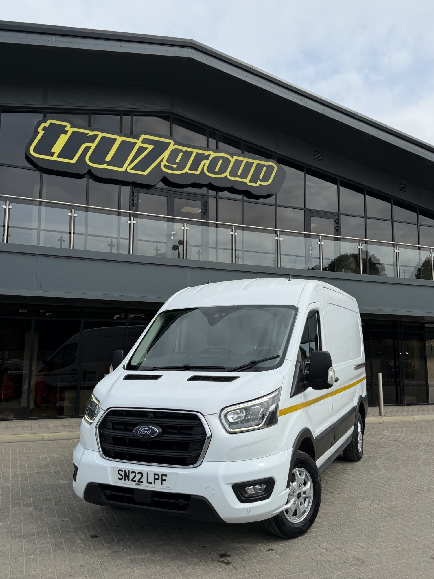 2022 '22 FORD TRANSIT 2.0 350 ECOBLUE LIMITED PANEL VAN 5DR DIESEL MANUAL RWD L2 H2 EURO 6 (185 PS) - Image 2