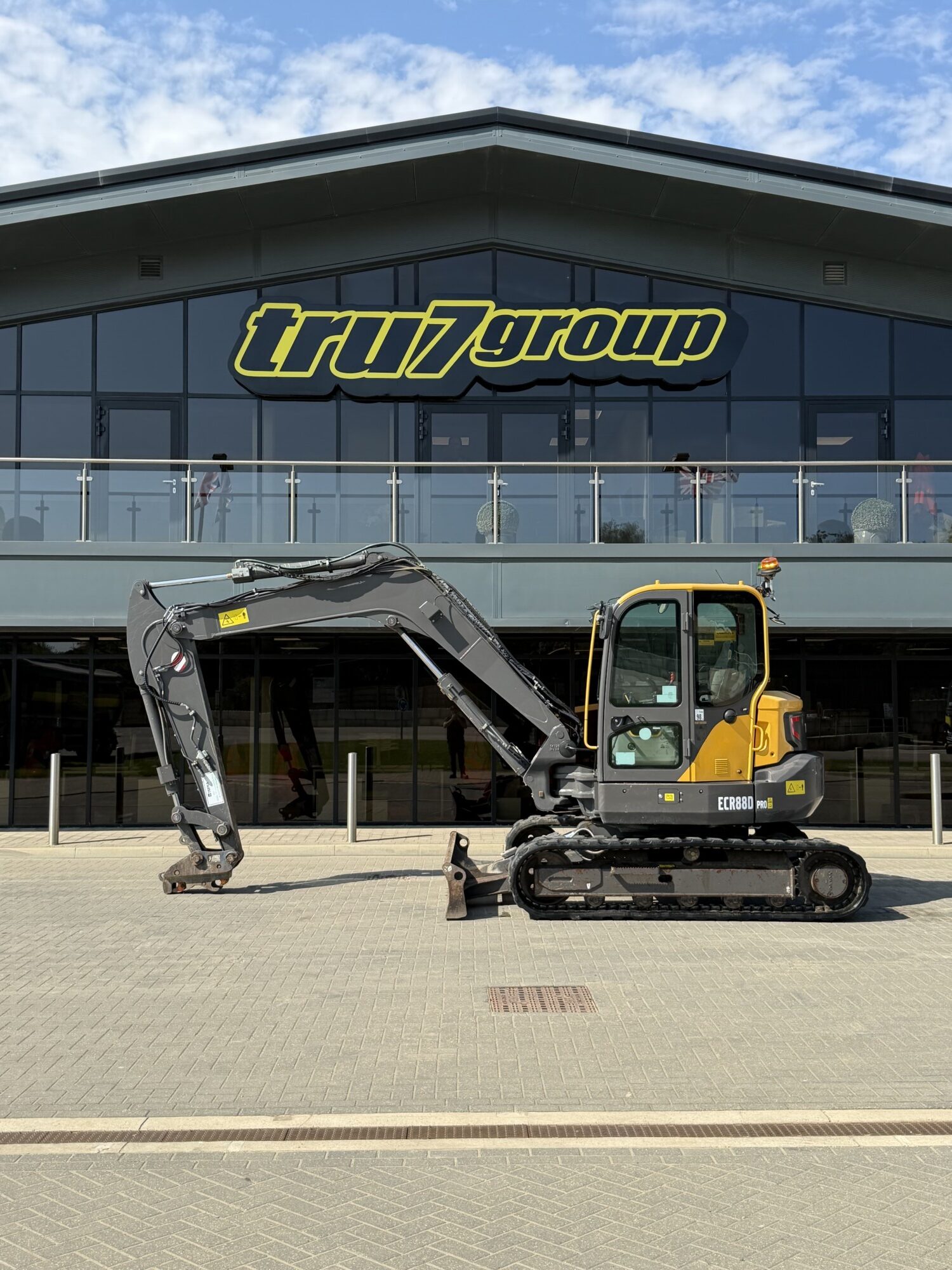 TRU2491- 2022, VOLVO ECR88D PRO EXCAVATOR **BLADE, RUBBER TRACKS** - Image 2
