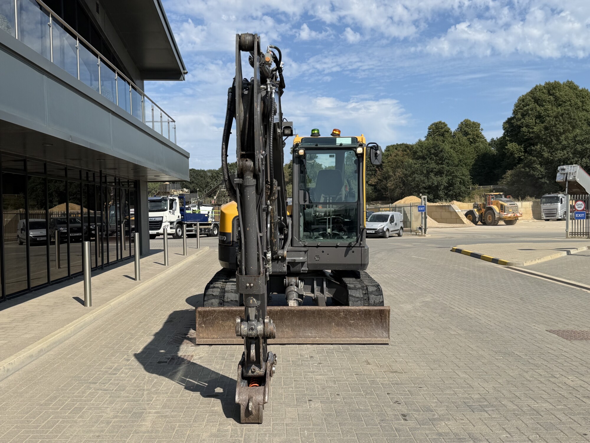 TRU2491- 2022, VOLVO ECR88D PRO EXCAVATOR **BLADE, RUBBER TRACKS** - Image 3