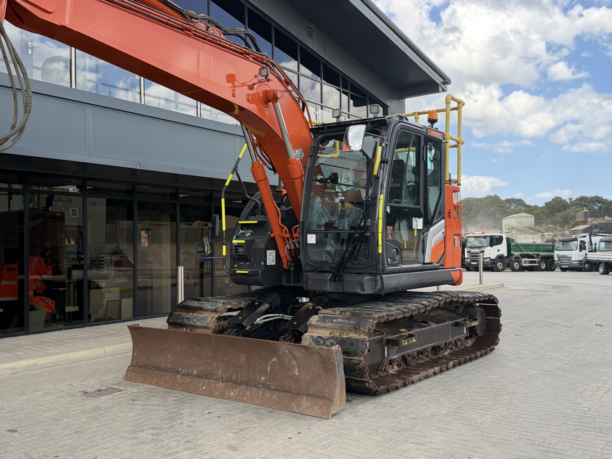 TRU2750 - JUNE 2023, HITACHI ZX135 USBL-7 EXCAVATOR **BLADE* - Image 4
