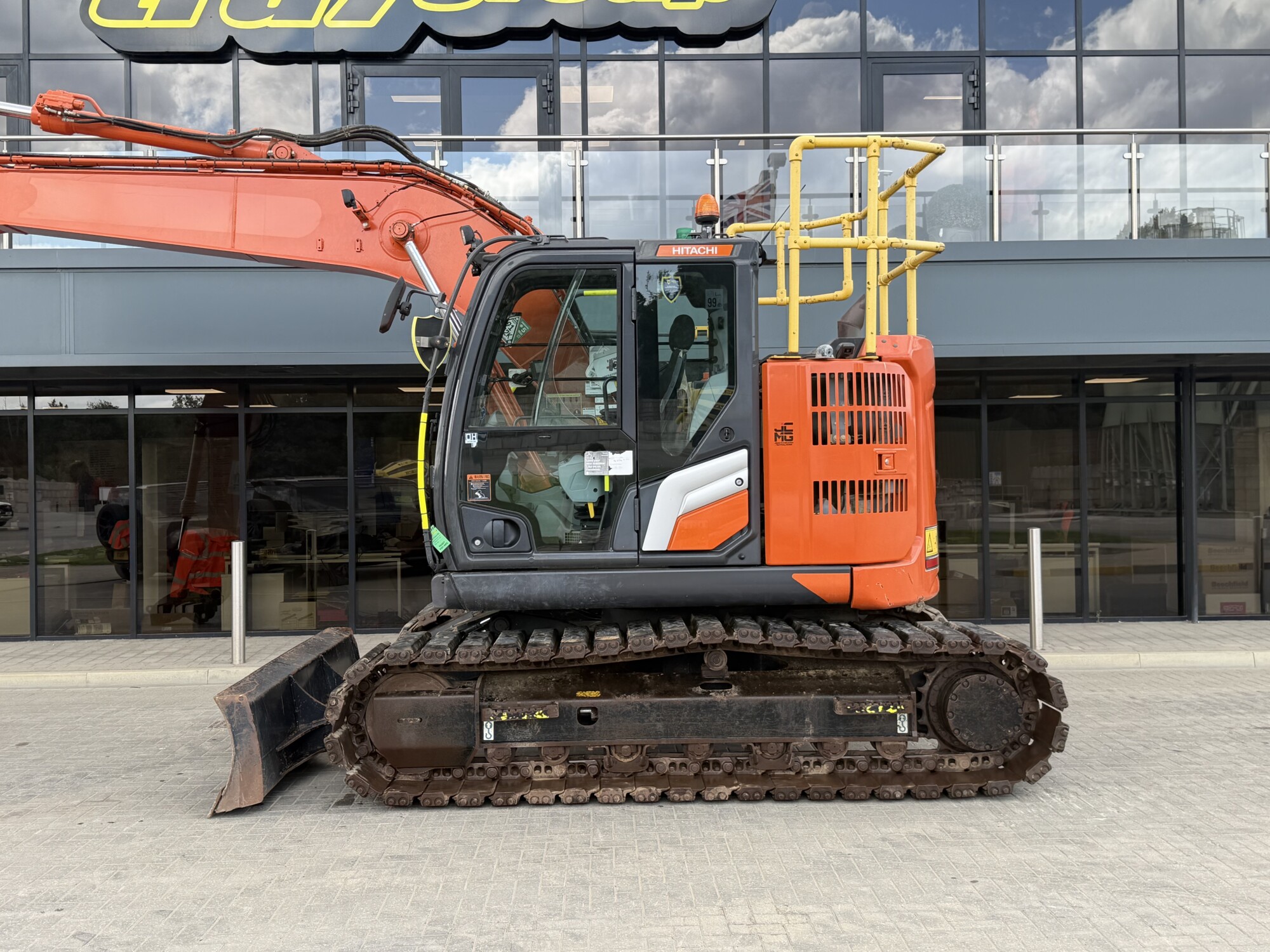 TRU2750 - JUNE 2023, HITACHI ZX135 USBL-7 EXCAVATOR **BLADE* - Image 5