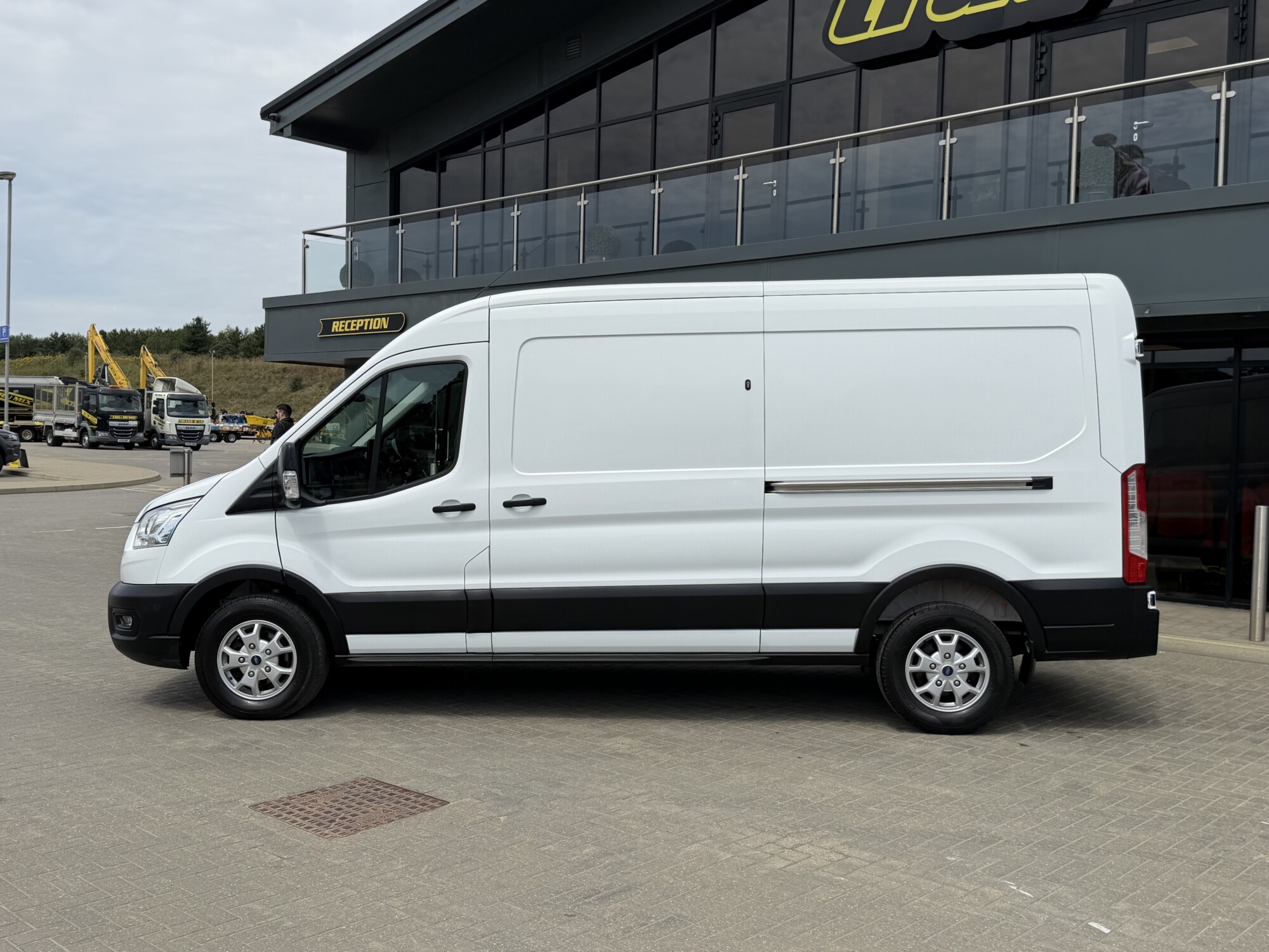 2021 '71 FORD TRANSIT 2.0 350 ECOBLUE TREND PANEL VAN 5DR DIESEL MANUAL FWD L3 H2 EURO 6 (130 PS) - Image 4