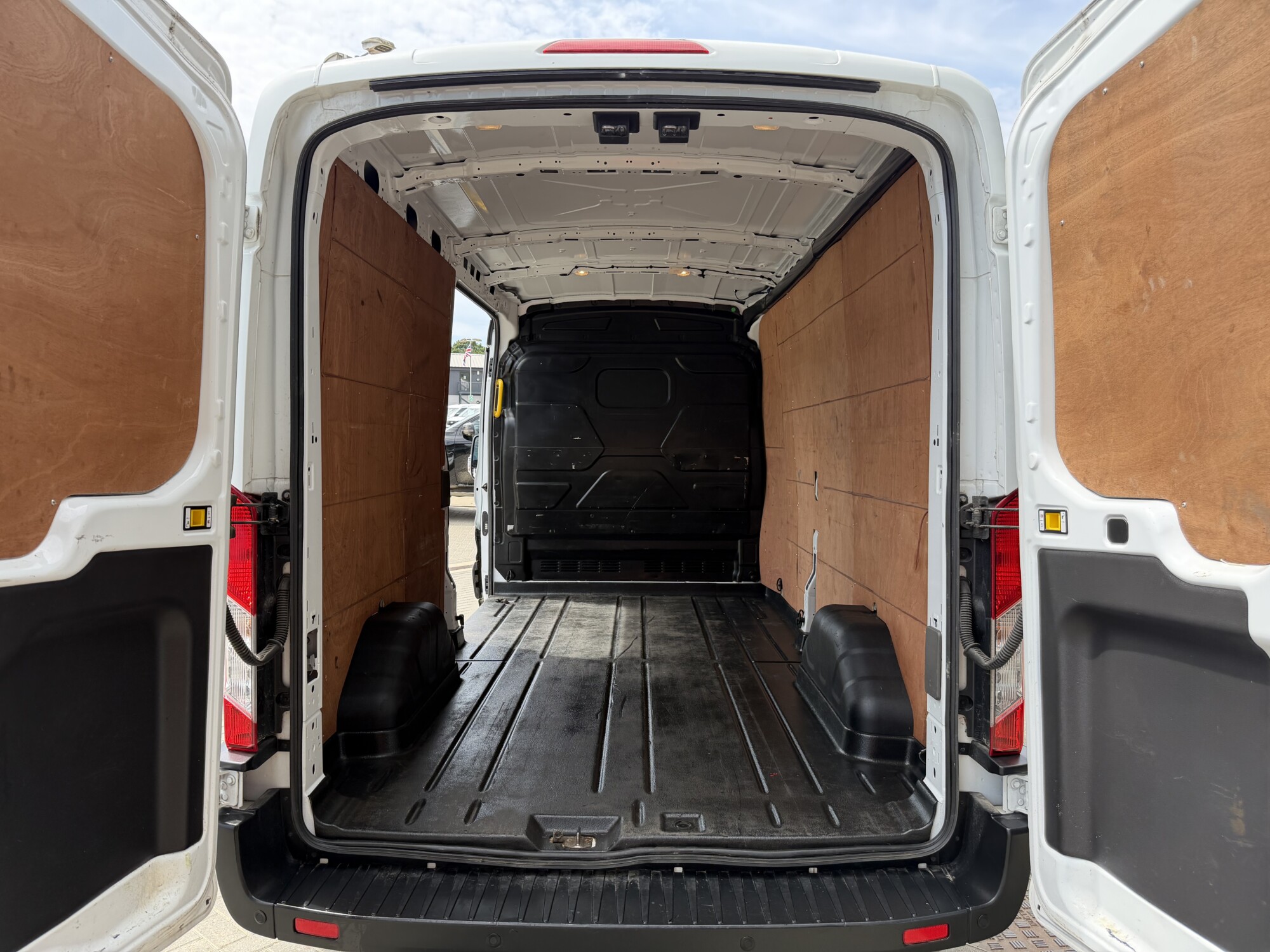 2021 '71 FORD TRANSIT 2.0 350 ECOBLUE TREND PANEL VAN 5DR DIESEL MANUAL FWD L3 H2 EURO 6 (130 PS) - Image 10